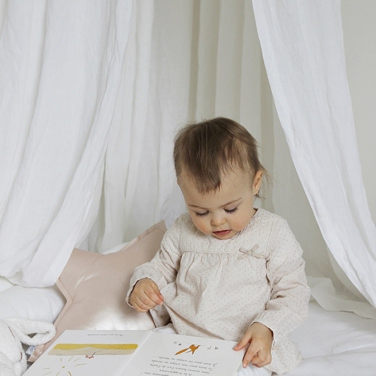 Vit sänghimmel av linne till barnrummet med ljusslinga, Cotton&Sweets 