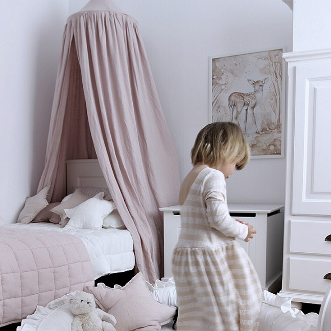 Puderrosa sänghimmel av linne till barnrummet med ljusslinga, Cotton & Sweets 