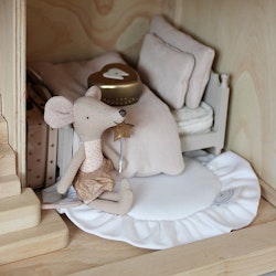 Vit rund matta med volang till dockhuset, Cotton&Sweets