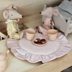 Rosa rund matta med volang till dockhuset, Cotton&Sweets
