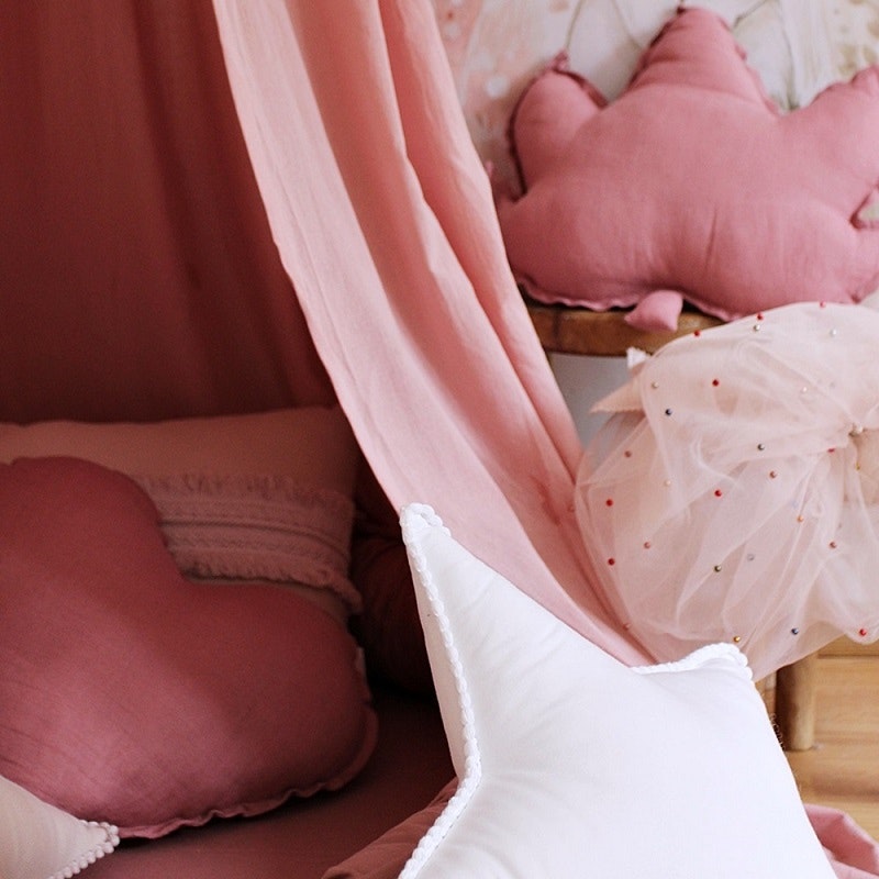 Sänghimmel blush pink till barnrummet med ljusslinga, Cotton & Sweets 