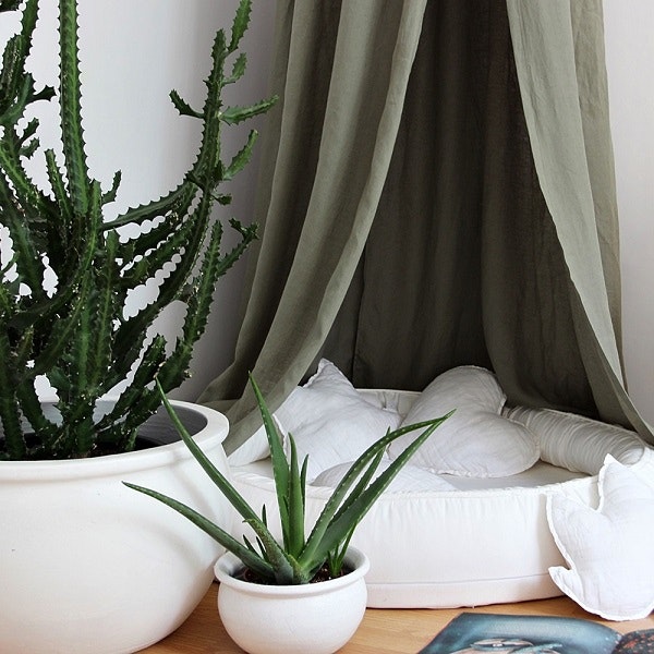 Olivgrön sänghimmel av linne till barnrummet, Cotton & Sweets 