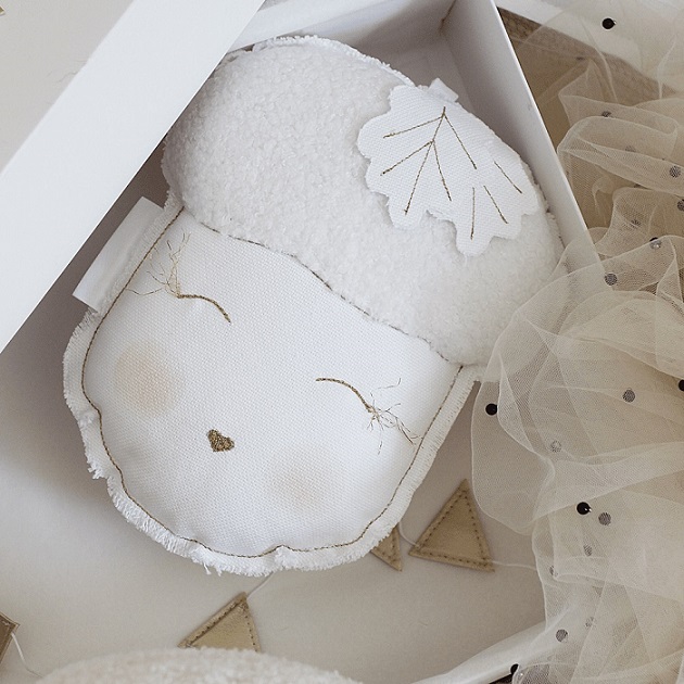 Cotton & Sweets, bed mobile wall decoration white acorn 