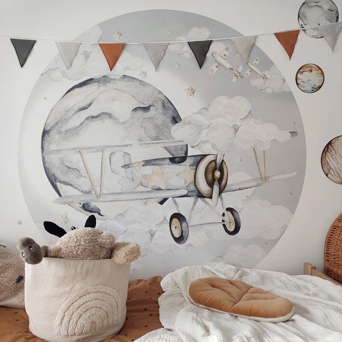 Dekornik, Plane in a circle, väggklistermärken till barnrum Väggklistermärke ovanför en säng
