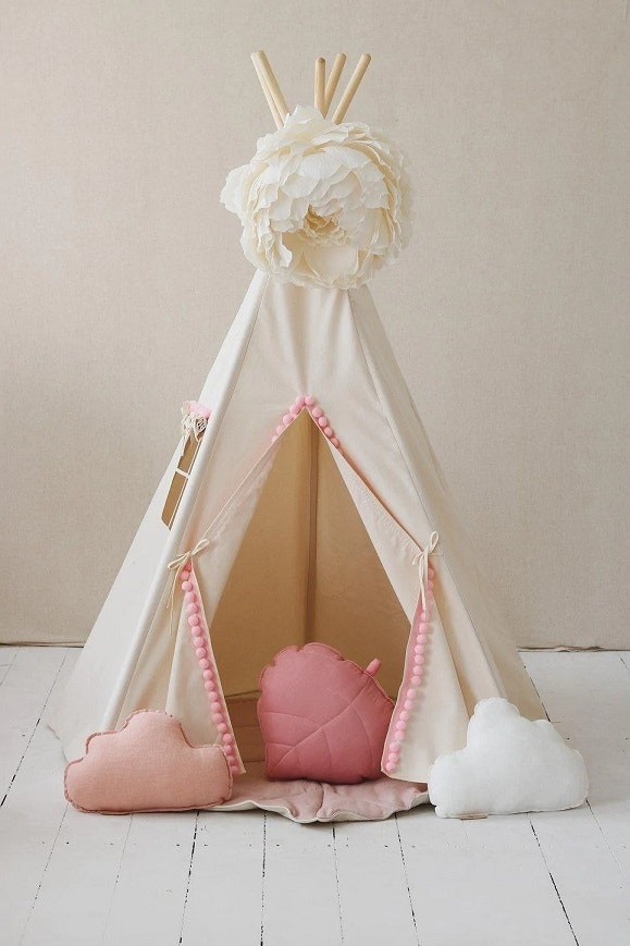 Moi Mili, beige tipi tent with pink pompom 