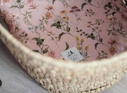 Dra-på-lakan vagn/vagga av linne, rosa blommor
