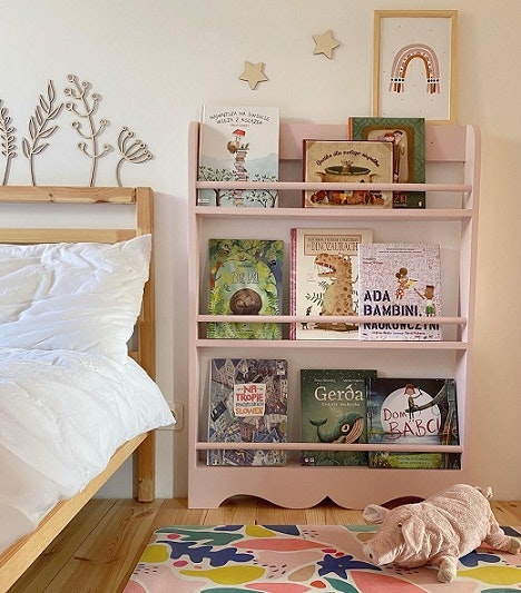 Rustic bookcase for the children's room 