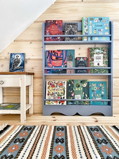 Rustic bookcase for the children's room 