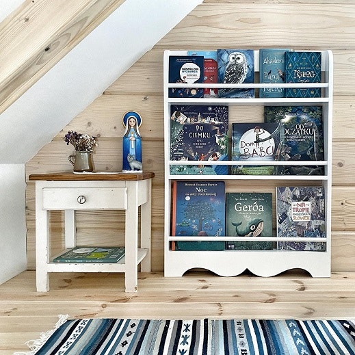 Rustic bookcase for the children's room 