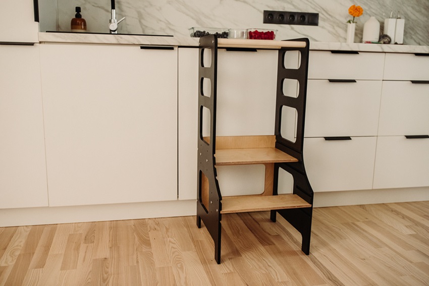 Duck Woodworks, Adjustable kitchen helper black/natural 