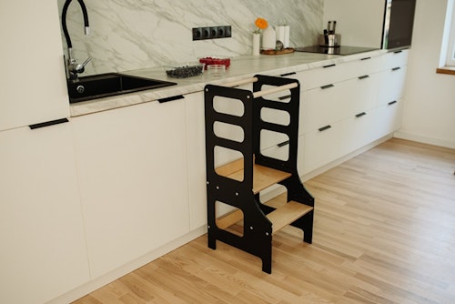 Duck Woodworks, Adjustable kitchen helper black/natural