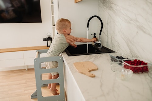 Duck Woodworks, Adjustable kitchen helper, grey/natural