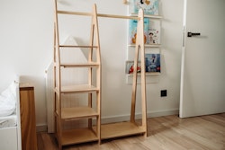 Duck Woodworks, garderob klädstång med hyllor, natur