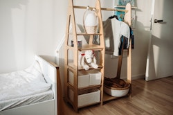 Duck Woodworks, garderob klädstång med hyllor, natur