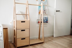 Duck Woodworks, garderob klädstång med lådor, natur