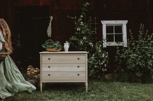 Antik byrå med tre lådor till barnrummet, natur 