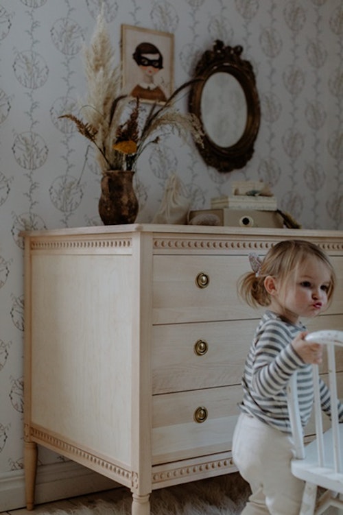 Antik byrå med tre lådor till barnrummet, natur