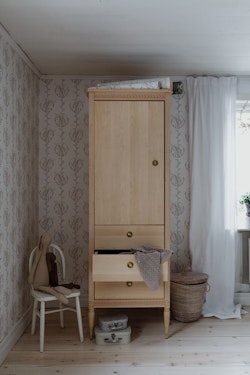 Antik garderob till barnrummet, natur