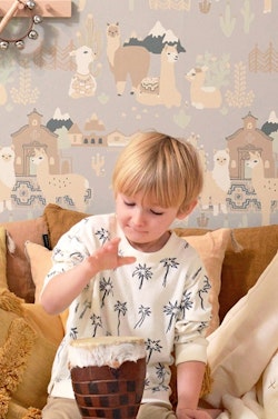 Majvillan, tapet till barnrummet Lama village, soft grey