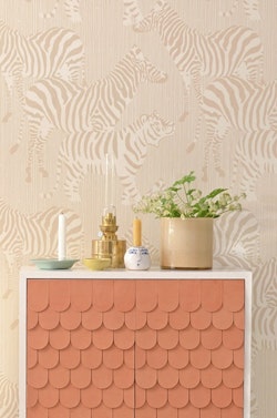 Majvillan, tapet till barnrummet Safari stripes, dusty beige