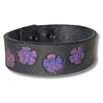 Armband, läder med lila blommor