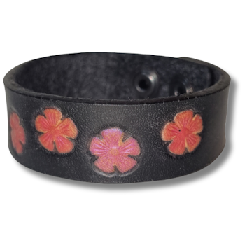 Armband, läder med röda blommor