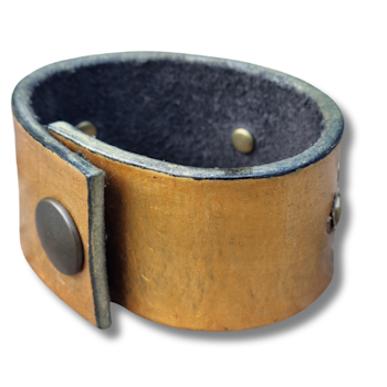 Armband av ett gammalt skärp 107