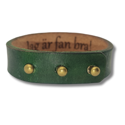 Armband, läder/grönt. Hemlig text "Jag är fan bra!" inuti