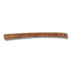 Armband, läder/svart. Hemlig text "Jag fixar det, jag fixar allt jag vill!" inuti