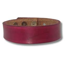 Armband, läder/cyklamen. Hemlig text "Slay Queen" inuti
