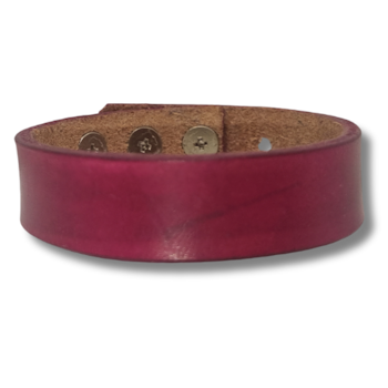Armband, läder/cyklamen. Hemlig text "Slay Queen" inuti