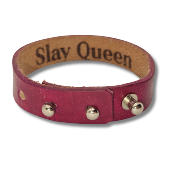 Armband, läder/cyklamen. Hemlig text "Slay Queen" inuti