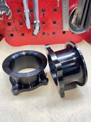 864952 Fläns CNC passandes Volvo Penta 4-bult till V-band.