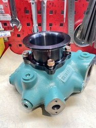 864952 Fläns CNC passandes Volvo Penta 4-bult till V-band.