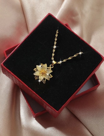 Blomma berlock halsband