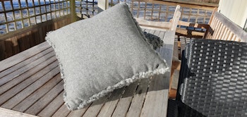Set med två grå fårskinnskuddar