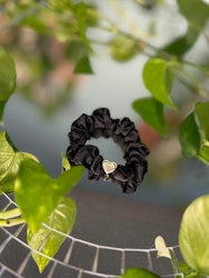 Stella Details Scrunchie Svart