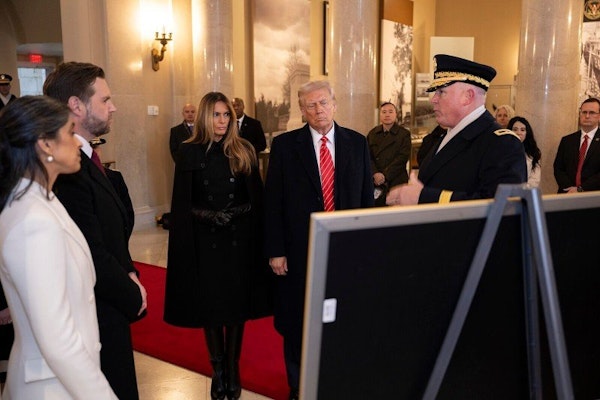 USA's vicepræsident angriber Danmark under besøg på Grønland!