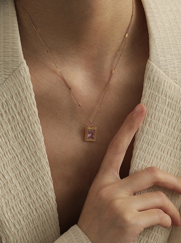 Halsband i stål med rosa glasstenar