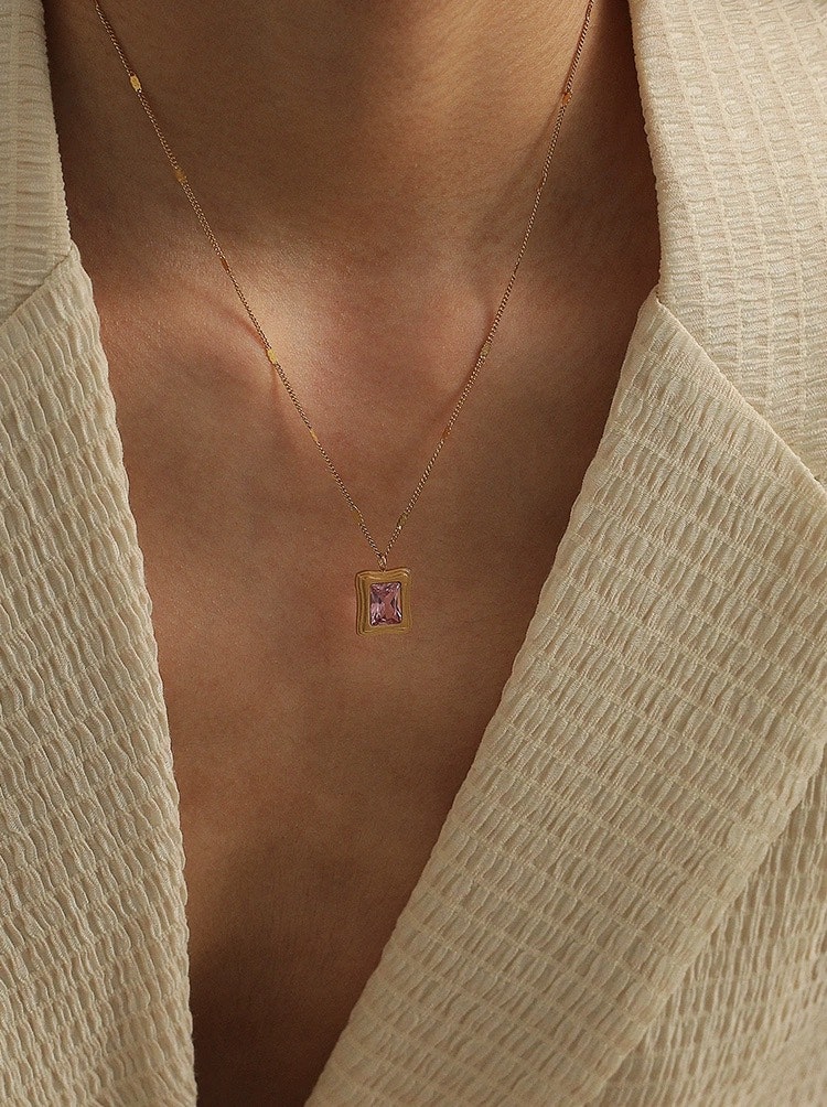 Halsband i stål med rosa glasstenar