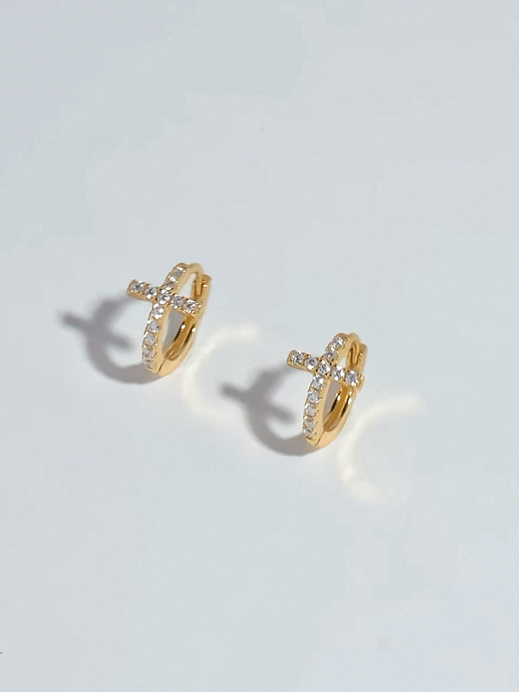 Mini hoops i äkta silver med 18K guld och cross Cubic Zirconia