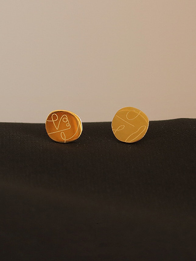 REA Örhängen färgbeständiga guldpläterade med ansiktsmönster