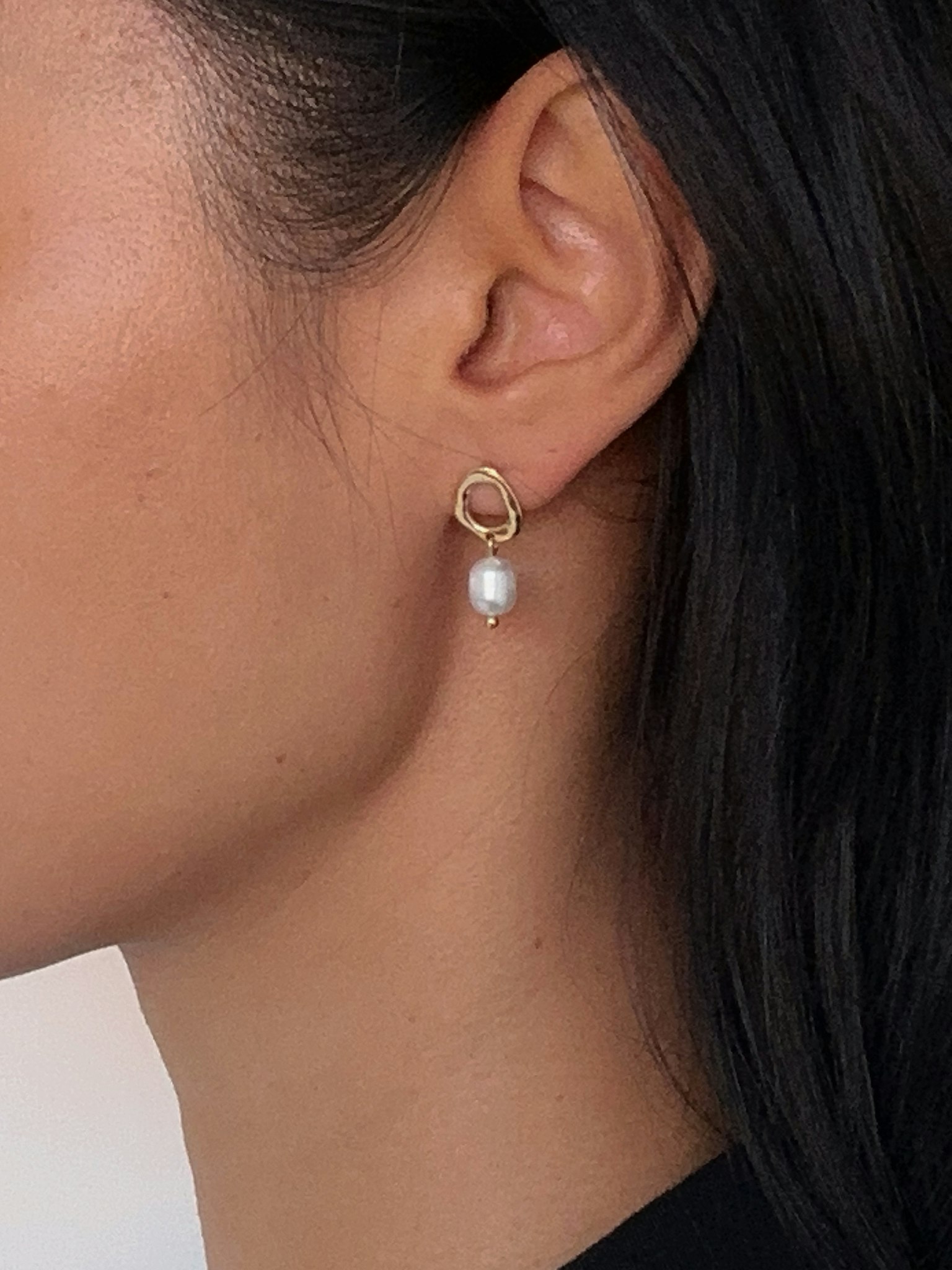 Örhängen guldpläterade med pärlor med asymmetrisk design - Kaena Gai
