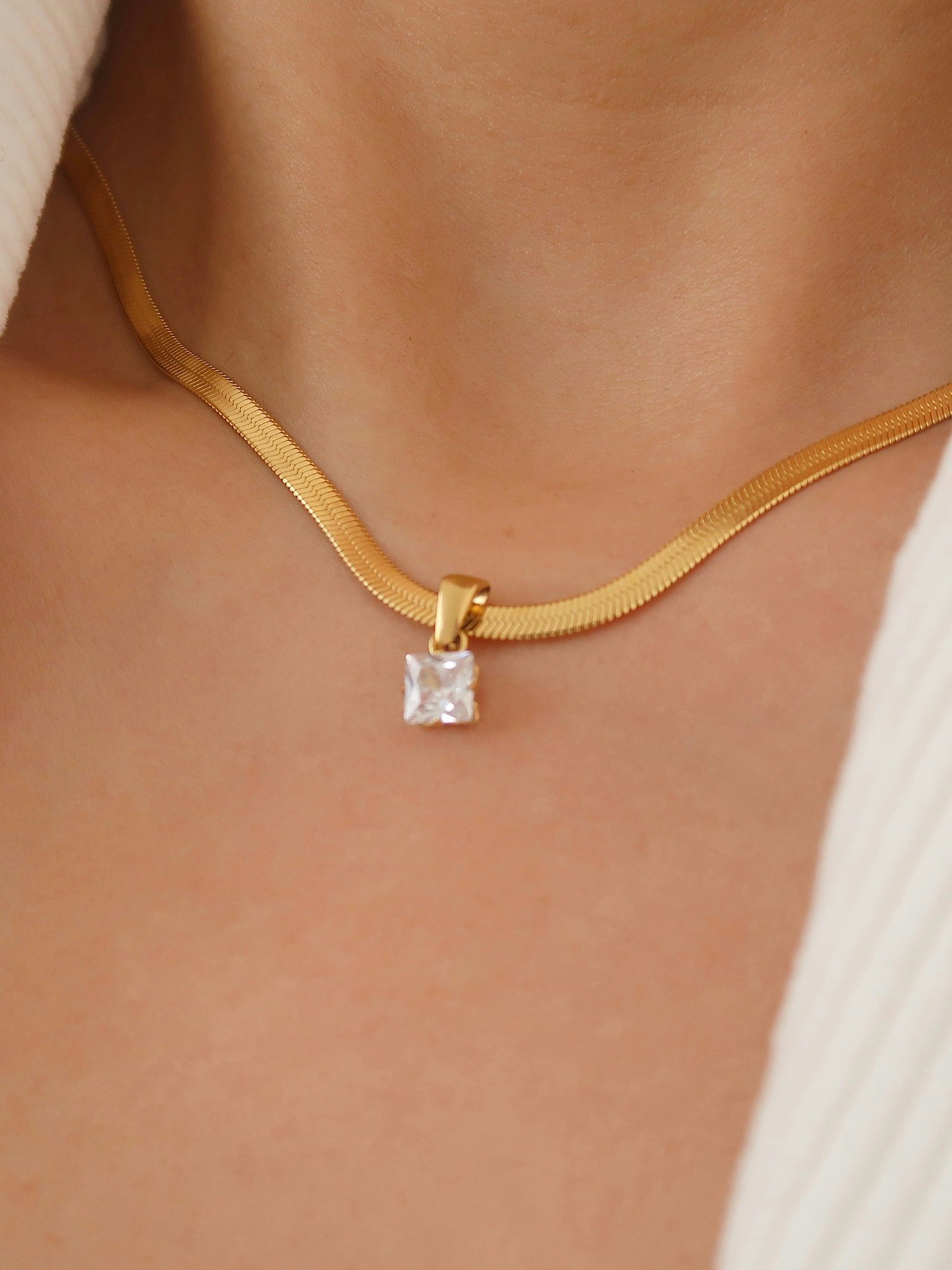 Halsband i stål med18K guld med ormkedja med zirkon