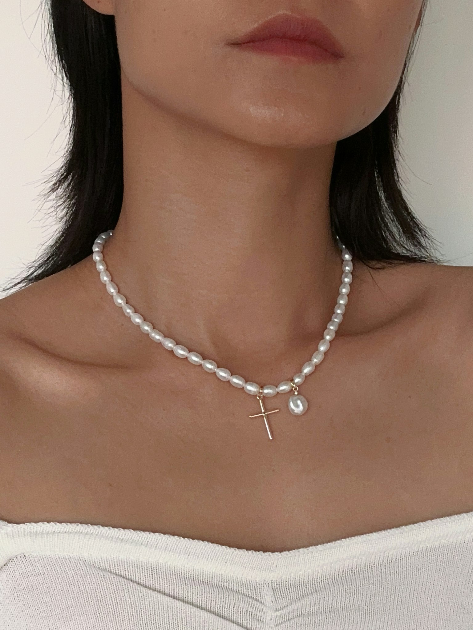 sötvattenspärlhalsband med cross