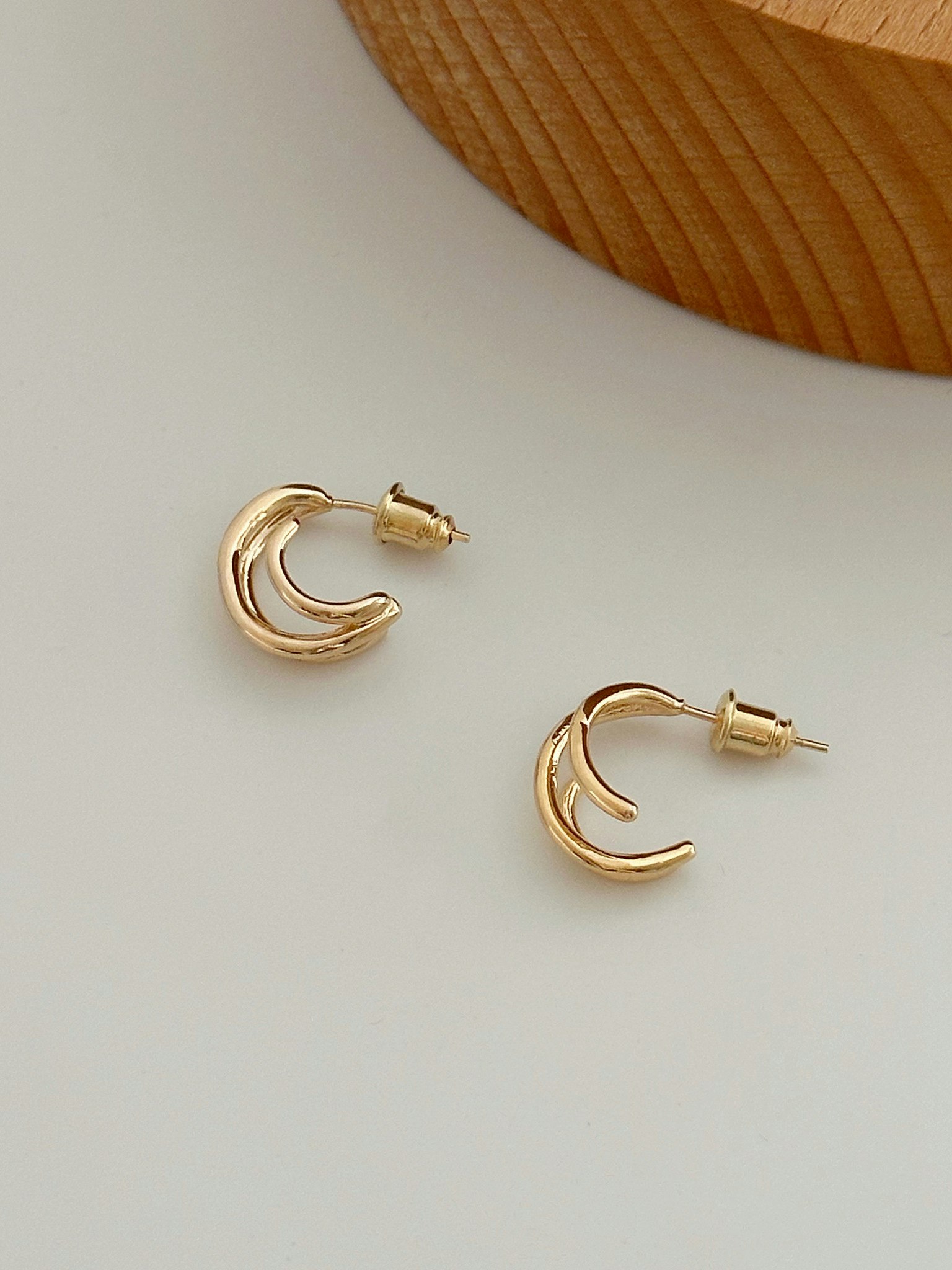 REA Guldfärgade hoops med flerskiktsdesign