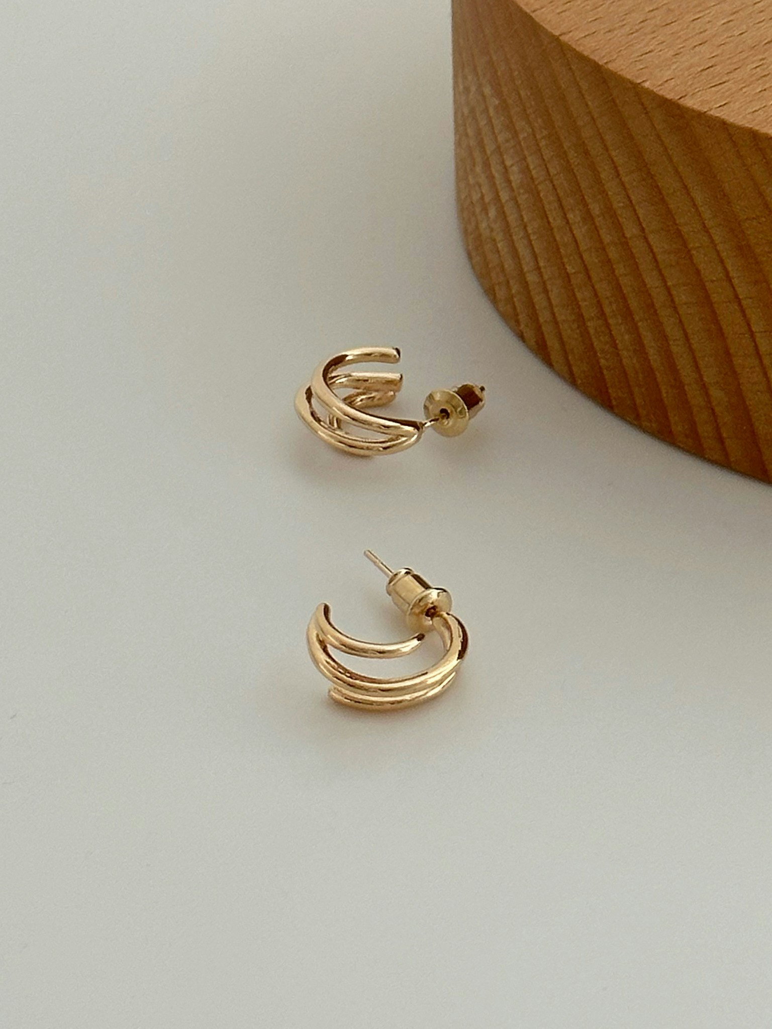 REA Guldfärgade hoops med flerskiktsdesign