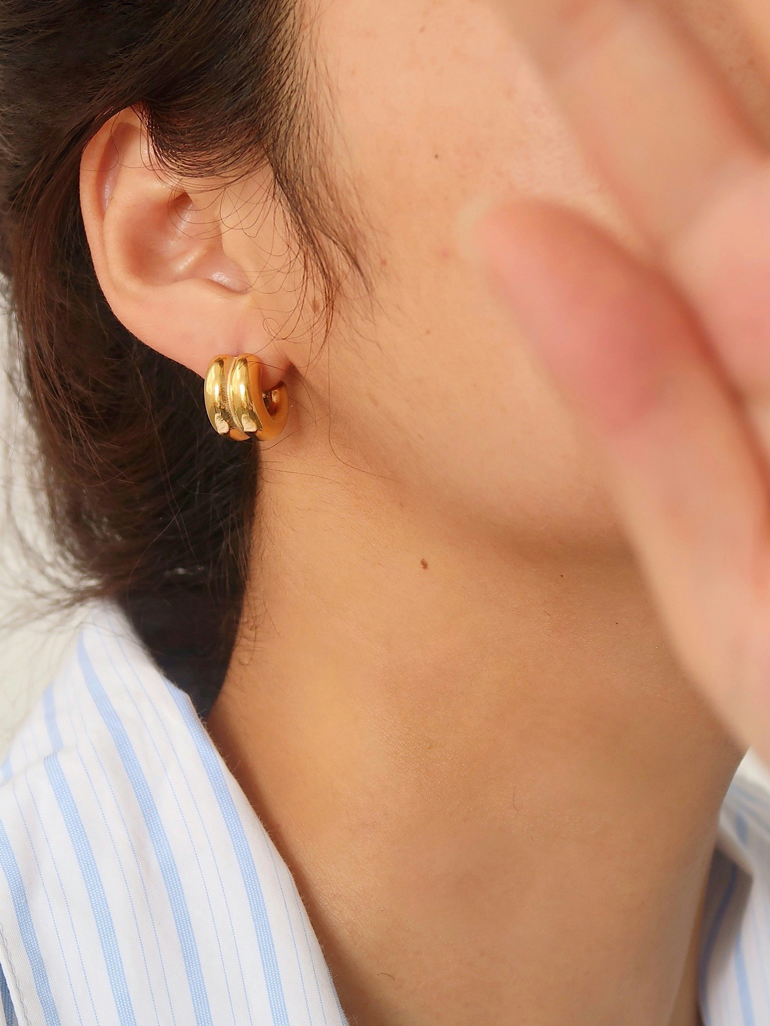 Hoops i stål med 18K guld med räfflad design