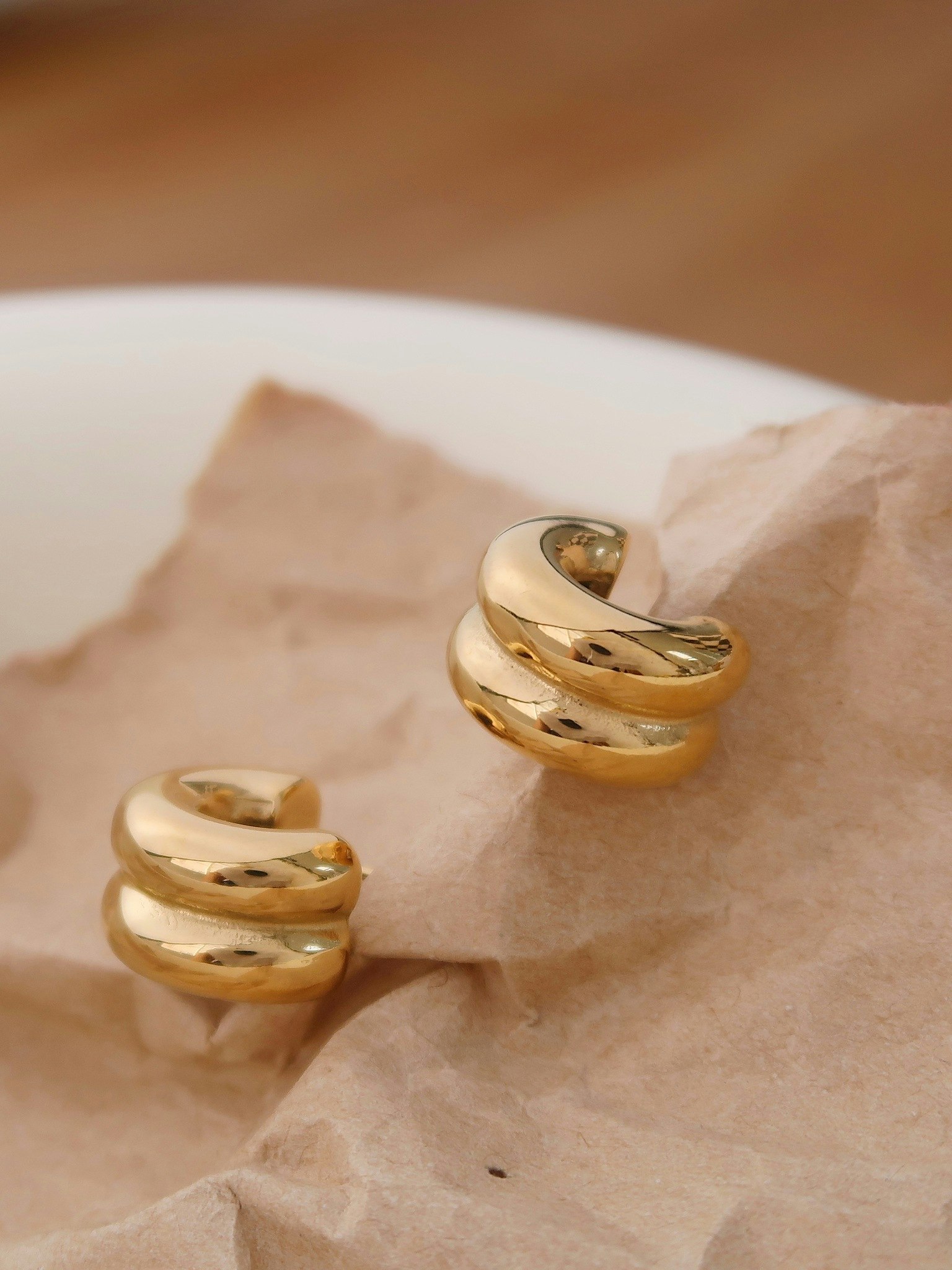Hoops i stål med 18K guld med räfflad design