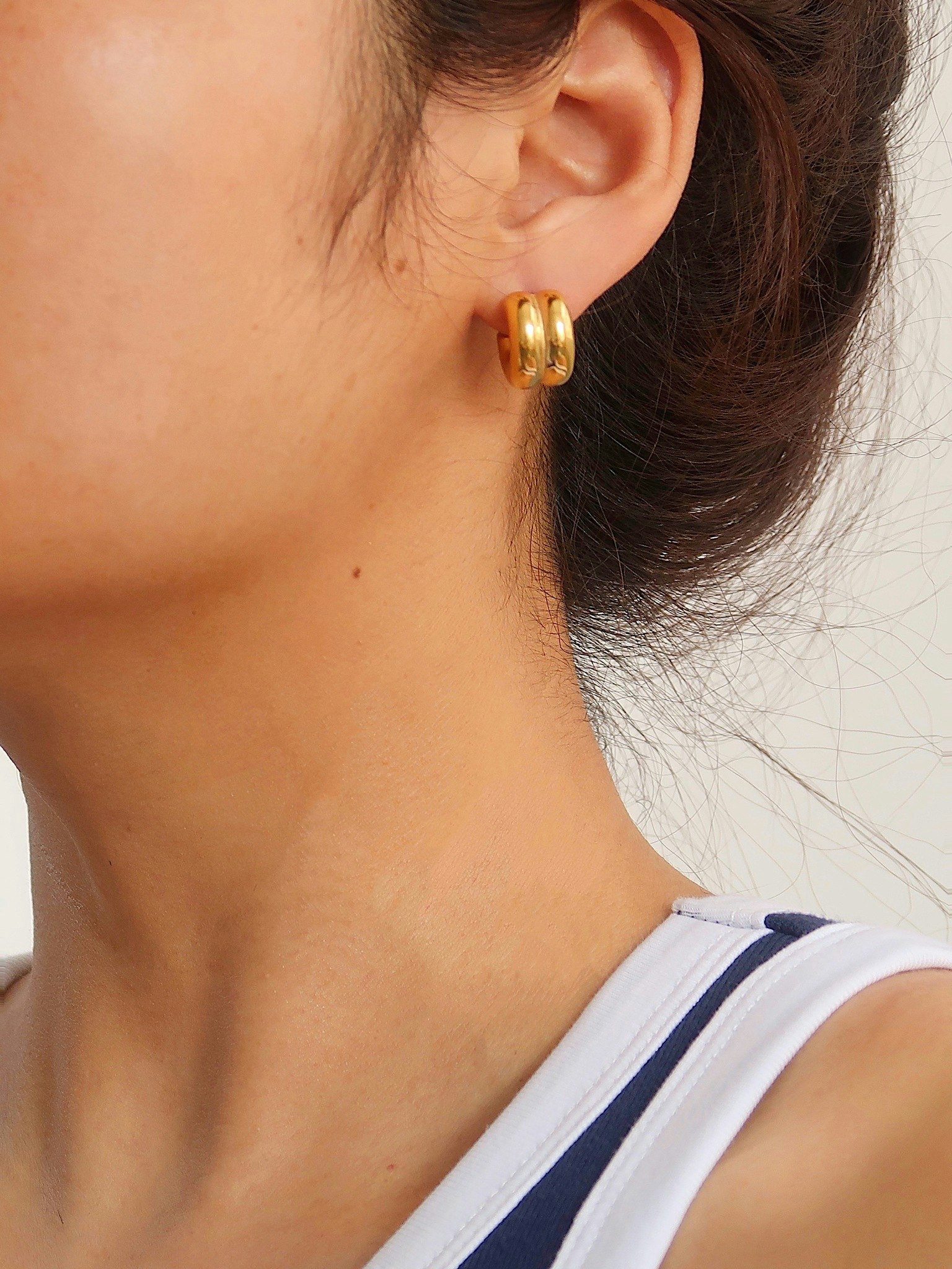Hoops i stål med 18K guld med räfflad design